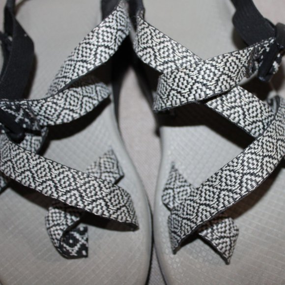 VGCLADIES CHACO STRAPPY SANDALS --7 - BLACK AND WHITE - Picture 7 of 7